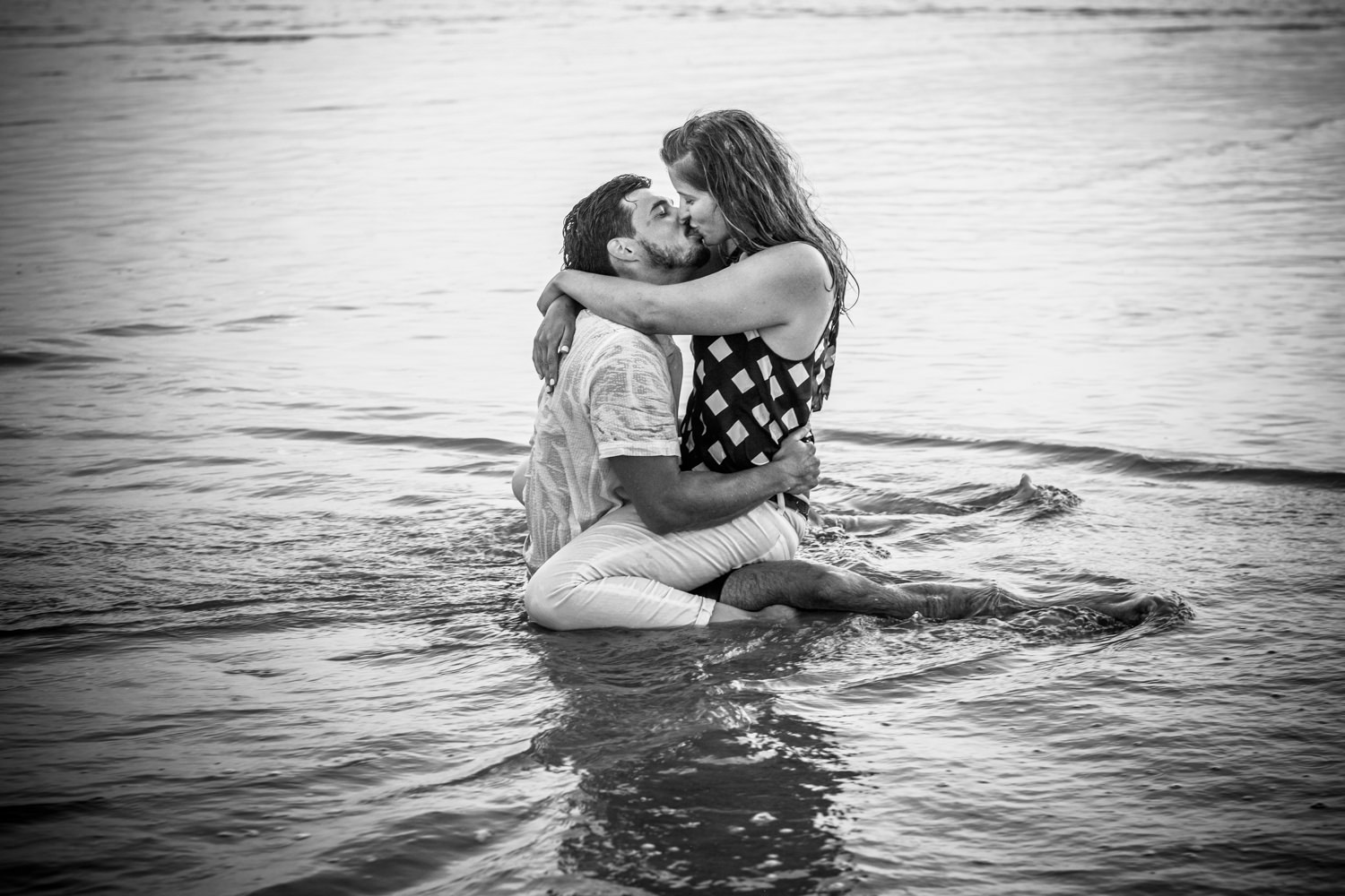 engagement couple kiss in ocean